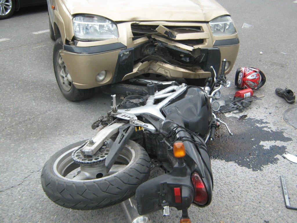 Мотоцикл после аварии. Разбитый мотоцикл после ДТП.